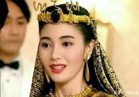 美女嫁入豪门当阔太 儿子满月送百万翡翠吊坠是同一块原石