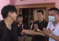 吴奇隆回应被保安按倒 请放心我很开心