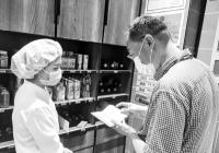 “胖哥俩肉蟹煲”出问题 郑州突击抽查10家门店