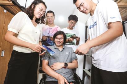 大学温暖迎新 轮椅少年开启崭新大学生活