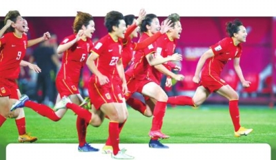 中国女足战胜韩国夺冠 为你捧杯时热泪盈眶