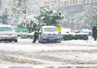 瑞昌市突降大雪 交警冒雪值勤疏导交通并清理路面积雪 瑞昌市突降大雪 交警冒雪值勤疏导交通并清理路面积雪