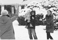 浔阳雪花飞舞 市民不惧严寒雪中寻找乐趣