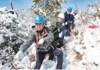 武宁县甫田乡太平山：高山积雪压断电线 他们紧急抢险
