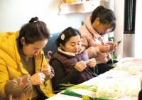 为女足激动落泪 “瓷娃娃”想送女足“玫瑰花”