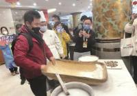 摇元宵制花灯 2022北京新闻中心邀中外媒体体验年俗 