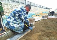 真的“变废为宝”了 建筑垃圾“变砖”重生在地铁站口