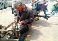 时隔两年 河南工业大学学生们再次为修鞋老人众筹