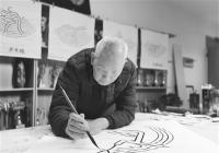 “闲心对定水 清净两无尘” 杭州93岁长者简笔画出亚运情