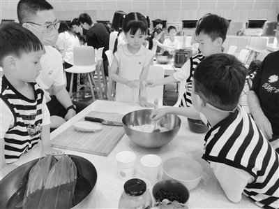 “中小學生要學做飯”觸發商機 兒童真煮廚具套餐月銷超萬件