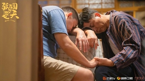 黄磊刘奕君《张卫国的夏天》开播 揭中年人既荒诞又治愈的日常生活