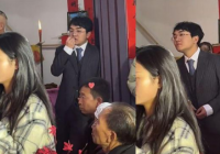 新郎接亲时淡定嗑瓜子迎新娘 还围观看热闹的亲友