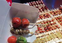 东北摊主把鸡爪猪蹄做成糖葫芦 东北万物皆可糖葫芦摊主