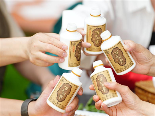 百年糊涂经典小百年以匠心工艺实现“顺口够味”新体验