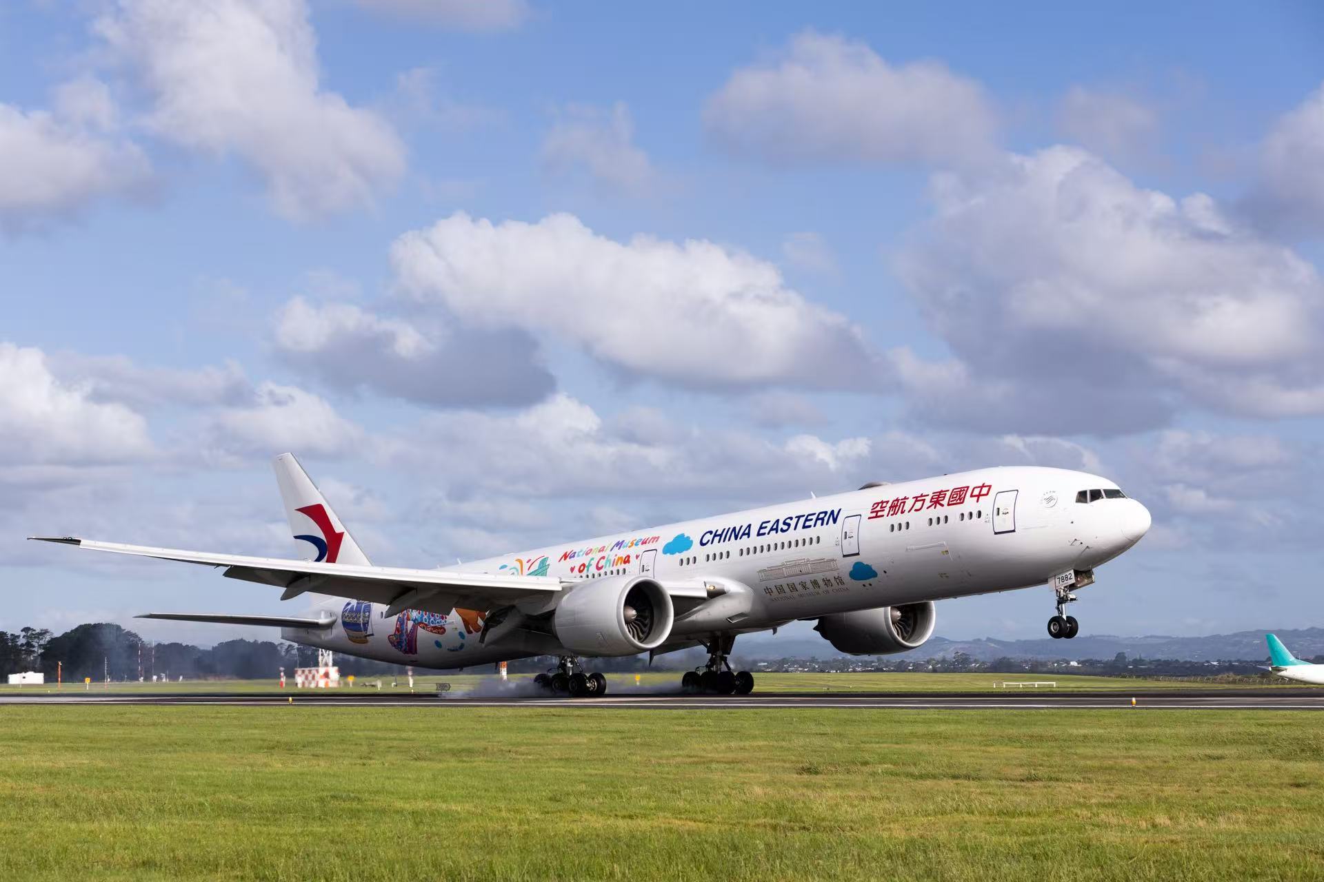 中国东航发布新一季代言人宣传片《天涯若比邻》迎接发展69年