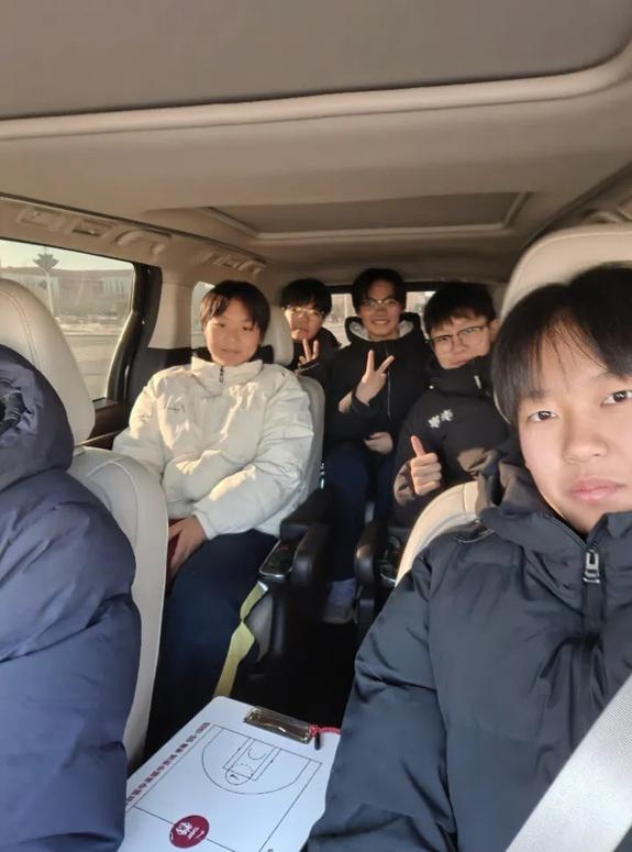 不让孩子们把时间耽搁在路途上，懂车帝助力达拉特旗女篮学生比赛出行