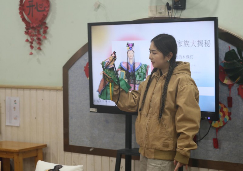 00后女孩与爷爷的木箱：让濒临失传的手掌木偶“活”在当下