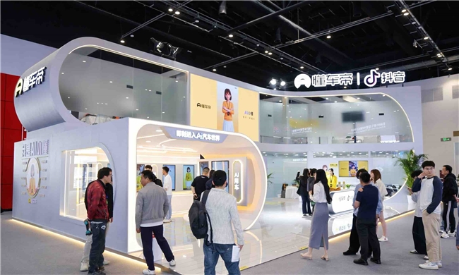 AI选车升级覆盖“选买卖用玩”全环节！懂车帝AI小懂北京车展首发亮相