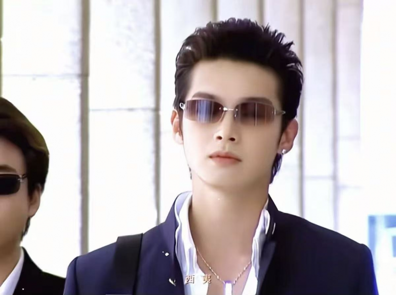 辰亦儒亚瑟王造型亮相厦门，厦门园博苑花灯乐园把“青春回忆”搬进五一夜色里