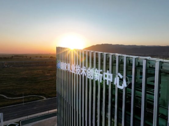 潘刚引领伊利培育打造奶业新质生产力，驱动大健康产业发展