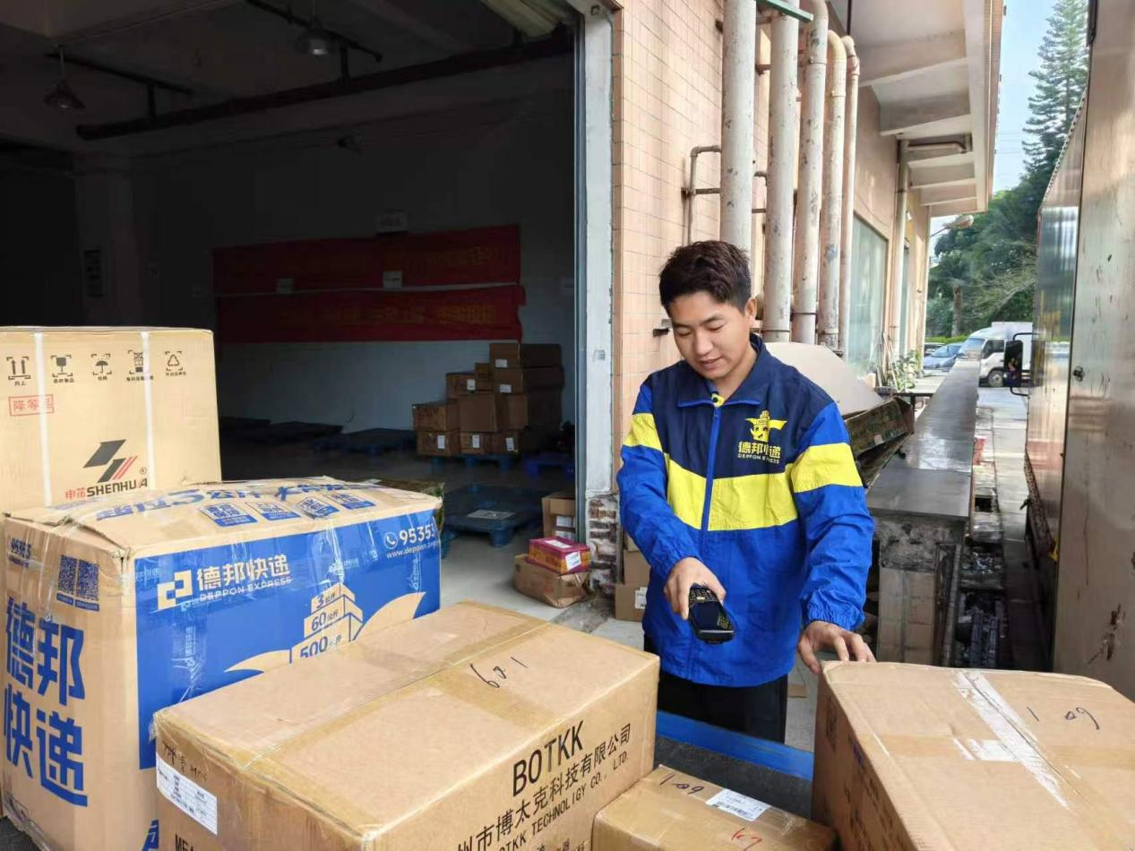 以青春之力筑物流之基 德邦快递小哥们彰显新时代担当