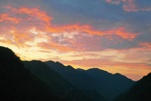 重塑退休岁月质感，领头雁旅行社携手银发族共赴山河壮阔