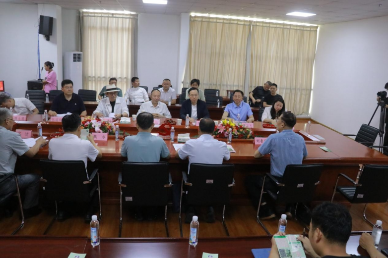 院士专家应邀参加费县农业产业研讨会和院士专家科创中心揭牌仪式