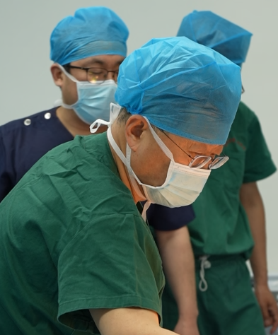 货车坠落险丧命！26 岁男子颅脑重伤感染，李小勇出手了