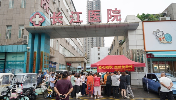 医者亦有烟火温柔，郑州长江中医院加价收滞销西瓜，暖心助农