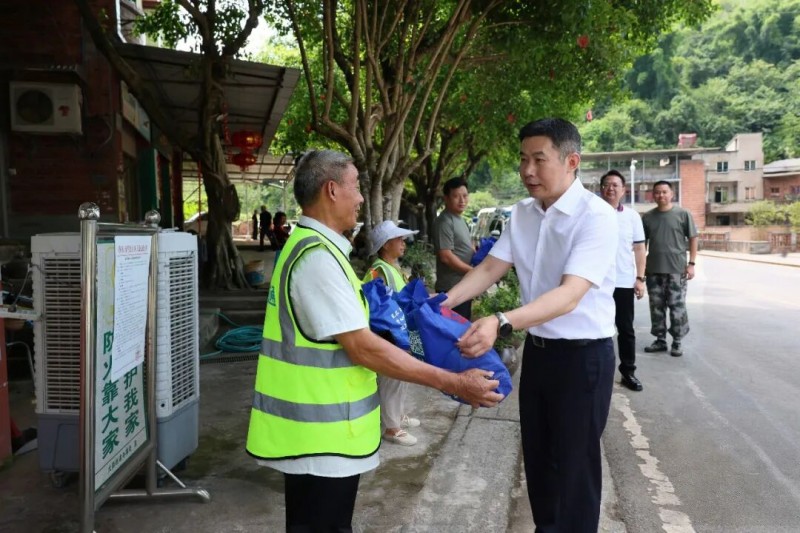 璧山区委书记江志斌赴重庆祥凯食品工厂调研慰问 鼓励企业以科技创新打造区域知名品牌