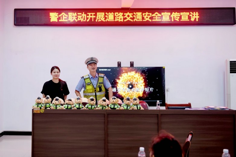 交通安全知识变身趣味闯关，江西鹰潭交警携手九号电动车开展社区公益宣传