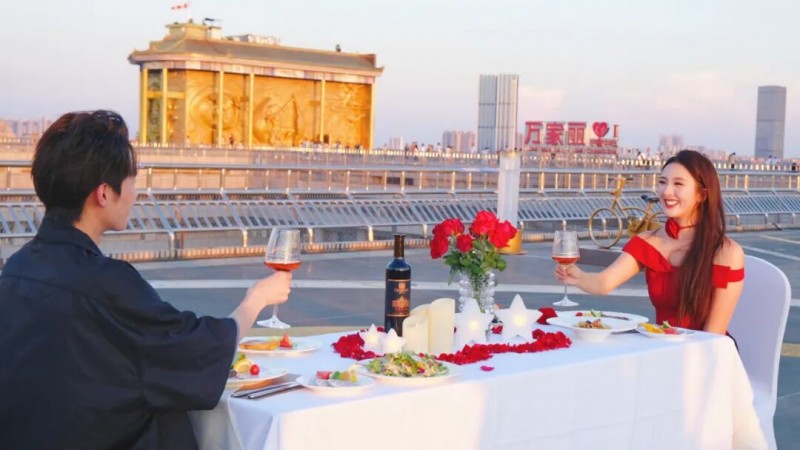 解锁顶配七夕！落日音乐会、大屏示爱、烛光晚宴，万家丽一站式玩转浪漫