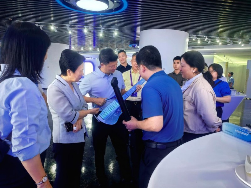 从欧美市场到“一带一路”枢纽：恩雅赛博吉他系列亮相喀什，展现“惠州智造”全球化硬实力