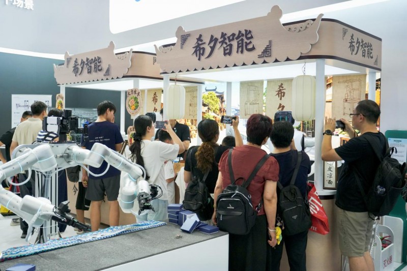 一台机器人，如何“掌勺”不同菜系？希夕智能在WRC 2026展示食品Physical AI多场景落地能力