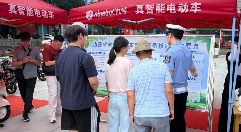 山西长治交警携手九号电动车开展骑行普法宣传 把安全提醒带到街头巷尾