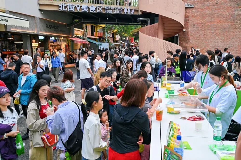 阿宽×控KONG东郊记忆快闪收官，方便食品卷进年轻人堆里