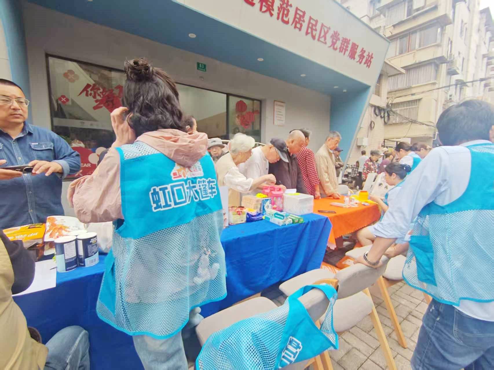秋日便民到身边，上海六一儿童医院走进欧阳街道模范居民区党群服务站测糖量压