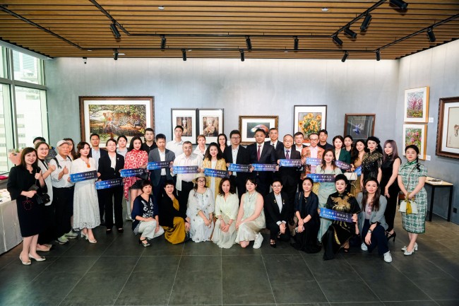 作品曾获选国礼！国家级非物质文化遗产满绣传承人孙艳玲首展登港，推“满绣出海战略”与“百名香港织娘”计划