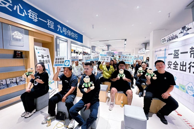 把安全课开进电动车门店 江苏徐州交警携手九号电动车普及骑行知识