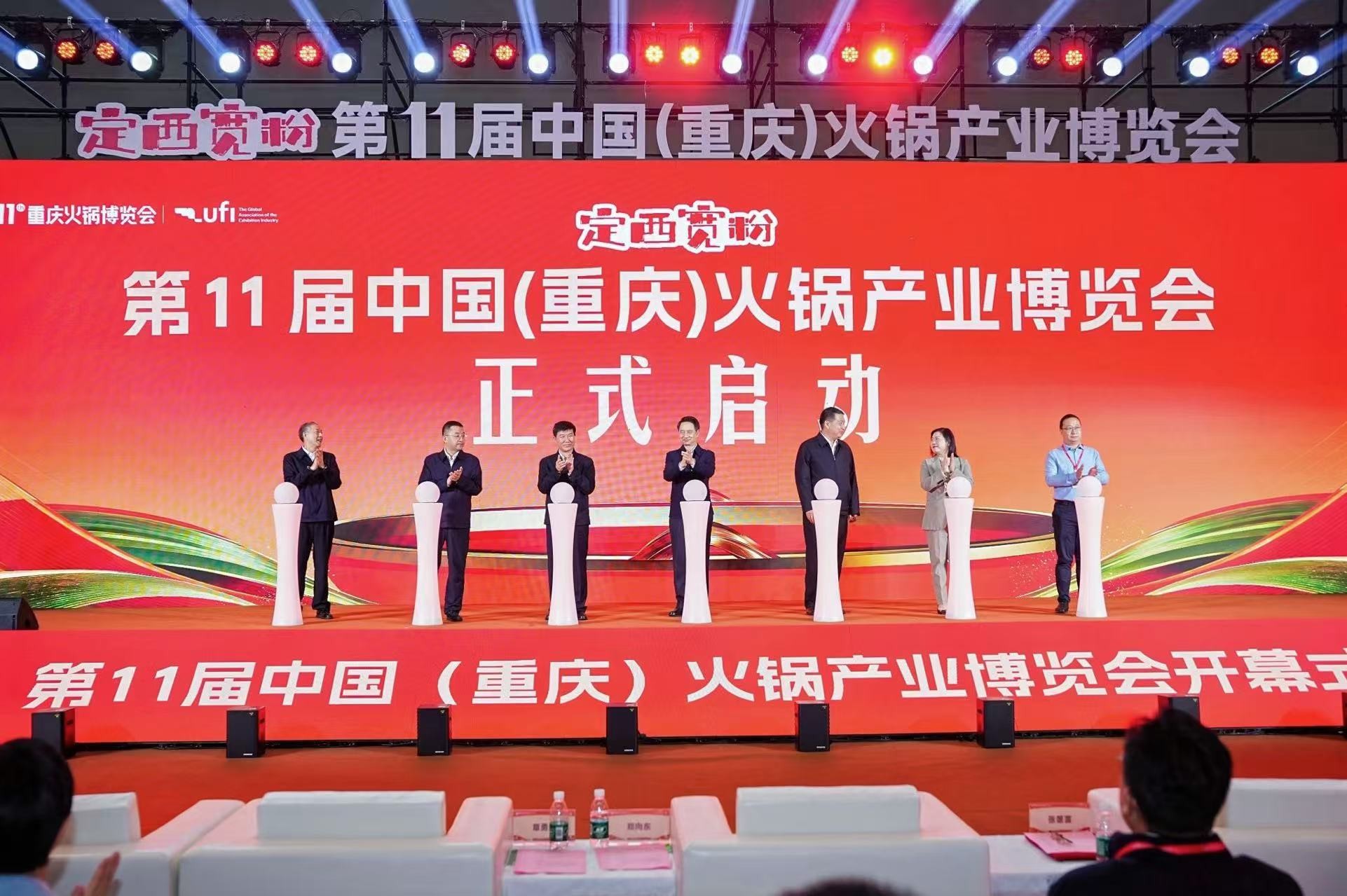 火爆现场！绿玛厨坊引爆重庆火博会，政企齐聚共绘新蓝图